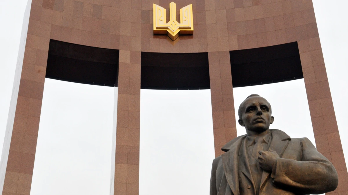 У Львові затримали осіб, причетних до осквернення пам’ятника Бандері