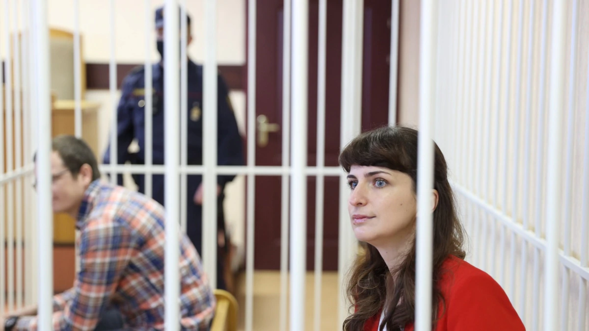 У Білорусі судять журналістку і лікаря, обвинувачених у розголошенні обставин вбивства Романа Бондаренка