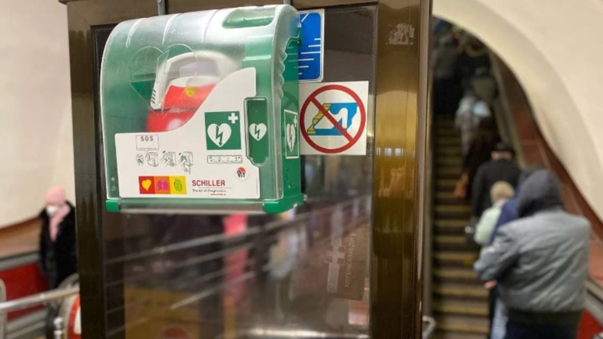 На платформі трьох станцій метро в Києві встановили дефібрилятори