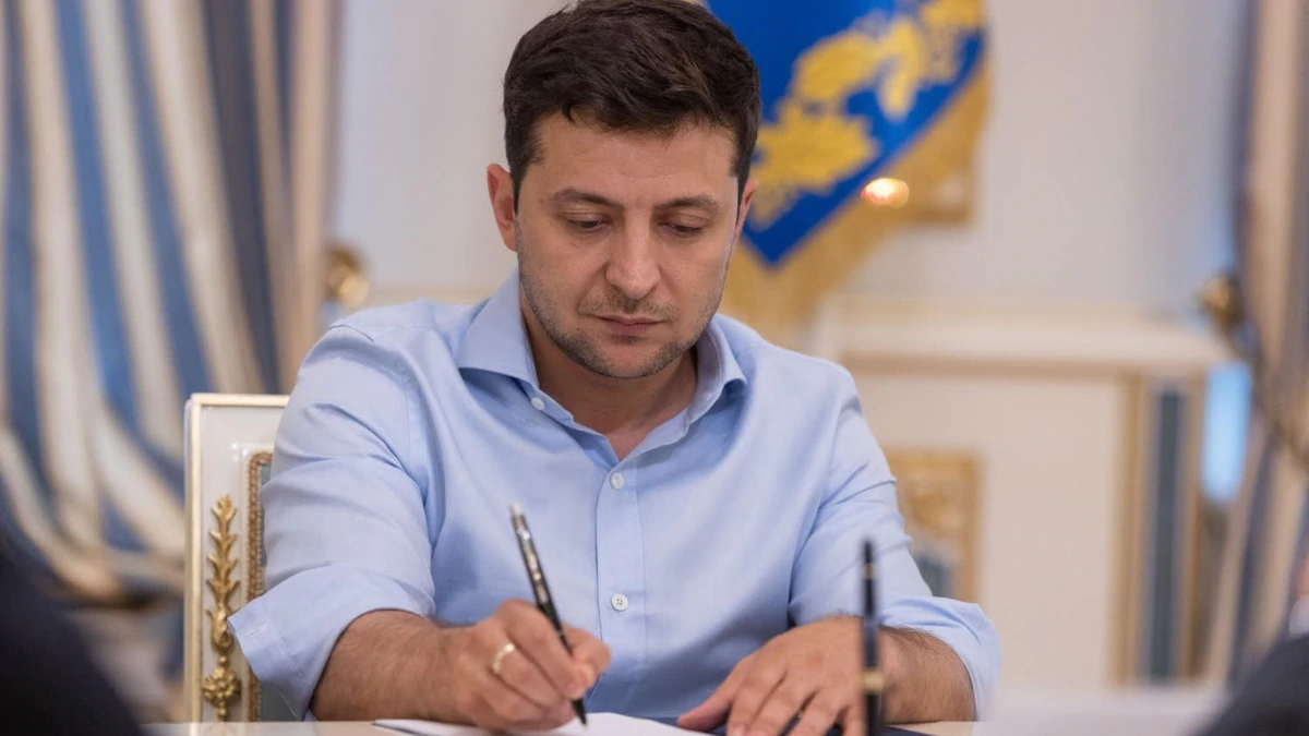 Зеленський підписав закон про запровадження в Україні електронних трудових книжок
