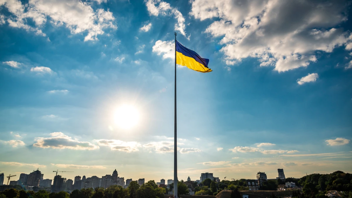Найбільший прапор України приспускають через вітер – КМДА
